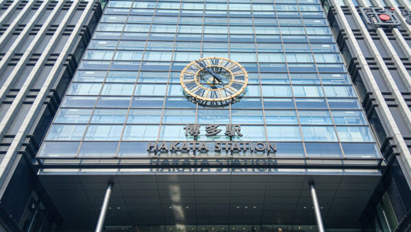 JR博多駅で始動、鉄道インフラが発電拠点に！軽量ペロブスカイト太陽電池の実証が示す次の展開