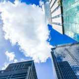 再エネ支持7割、そして“窓で発電”の時代へ。世論と技術革新が示す未来のエネルギー像