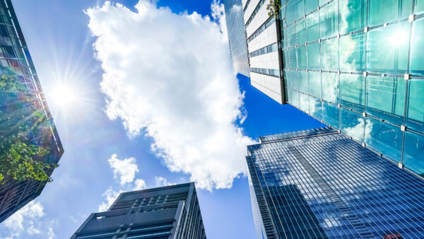 再エネ支持7割、そして“窓で発電”の時代へ。世論と技術革新が示す未来のエネルギー像