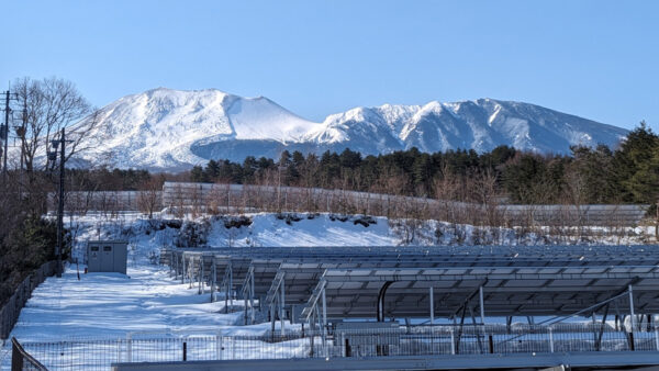 豪雪に耐えても出力制御に苦しむ新潟県営メガソーラー、「最も稼げる時期に売電停止」という構造的課題