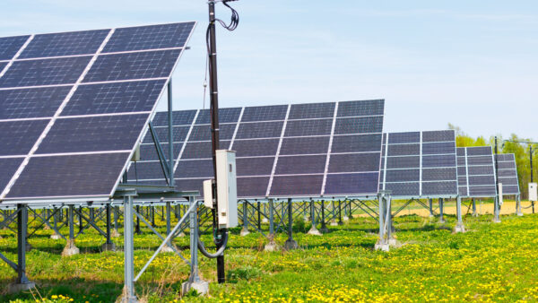 太陽光パネルリユース市場の本格始動──2030年代「年間50万トン廃棄時代」への備え