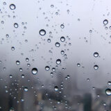 「雨の日は損」から「雨の日も稼ぐ」へ──100ナノメートルの保護膜が実現する全天候型発電